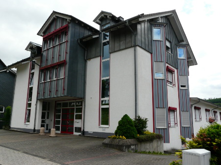 Das Mietobjekt von der Stra&szlig;e aus gesehen.